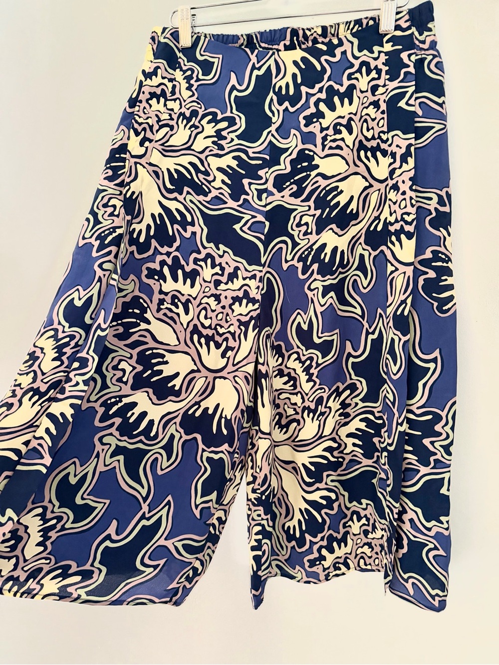 Closed (German Brand) Floral Wide-Leg Shorts in Navy, Cream & Light Pink